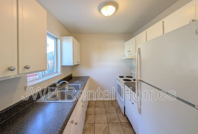 9106 Leahy Rd - Photo 4 of 14