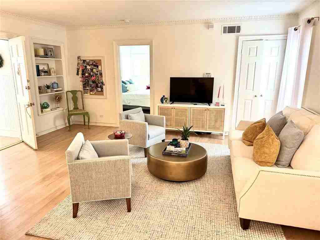 4538 Roland Ave #4 - Photo 2 of 9