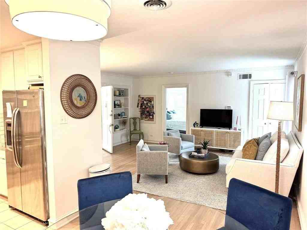 4538 Roland Ave #4 - Photo 3 of 9