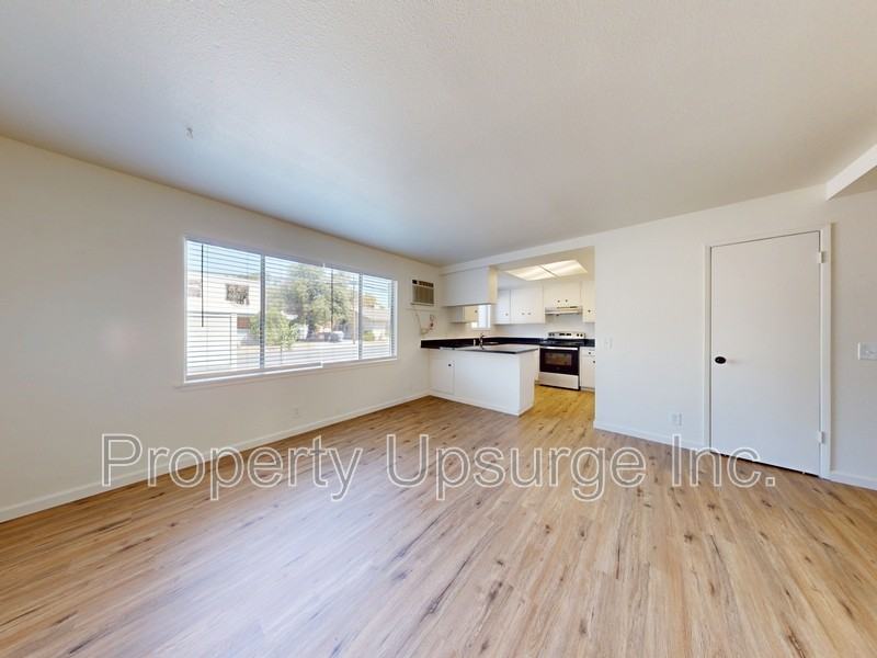 1625 Robinson St - Photo 4 of 11