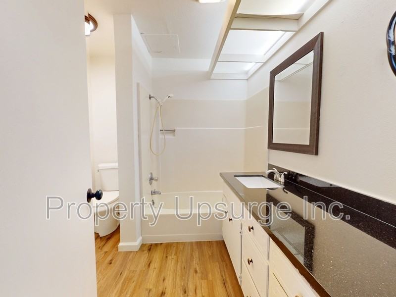 1625 Robinson St - Photo 6 of 11