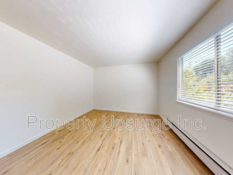 1625 Robinson St - Photo 7 of 11