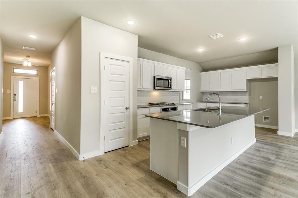 5211 Bellhurst Dr - Photo 4 of 25