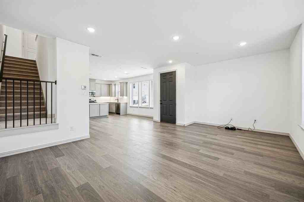 721 4th St - Photo 4 of 32