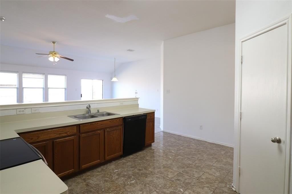 930 Silver Sage Dr - Photo 5 of 26