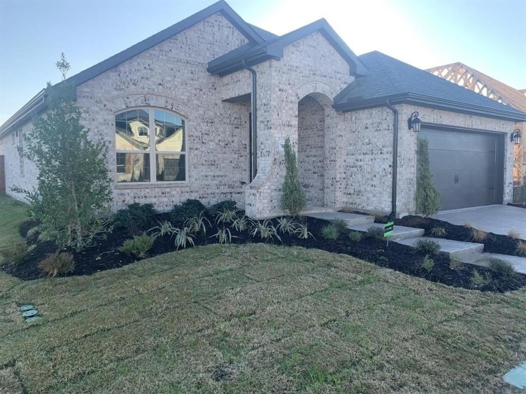 1821 Leo Dr - Photo 2 of 16