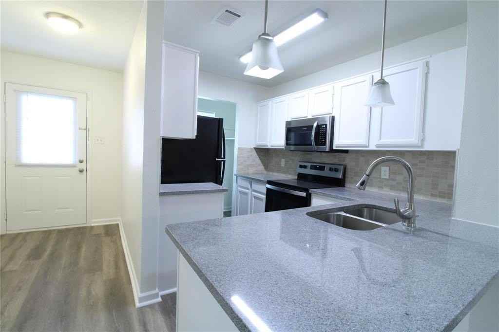 605 Carriagehouse Ln #B2 - Photo 2 of 11