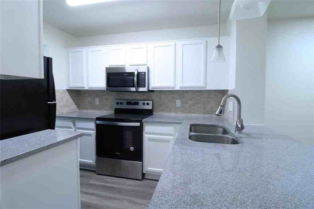 605 Carriagehouse Ln #B2 - Photo 3 of 11