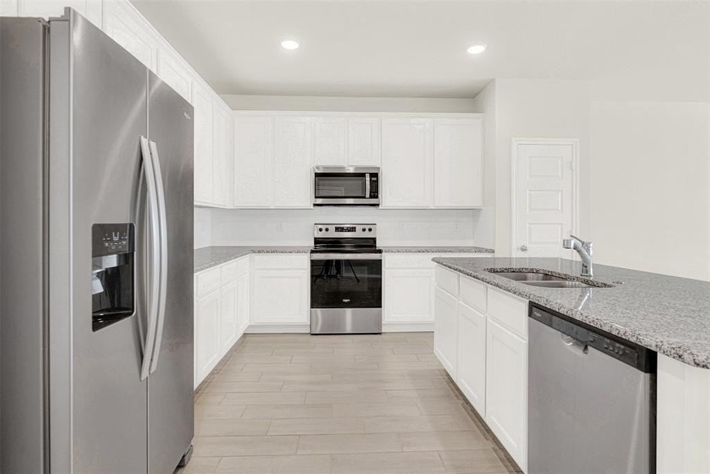 949 Ravenwood Ln - Photo 5 of 29