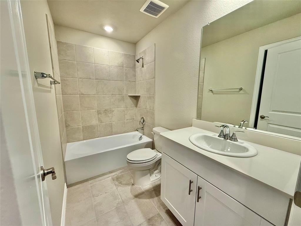 2104 Rannoch St - Photo 5 of 35