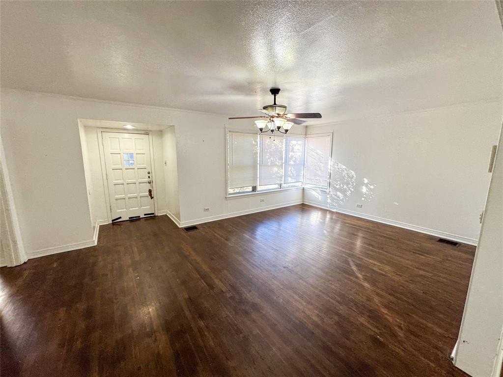 1431 W Chestnut St - Photo 2 of 16