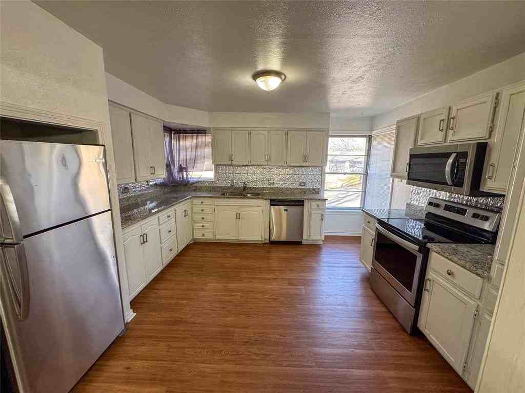 1431 W Chestnut St - Photo 3 of 16