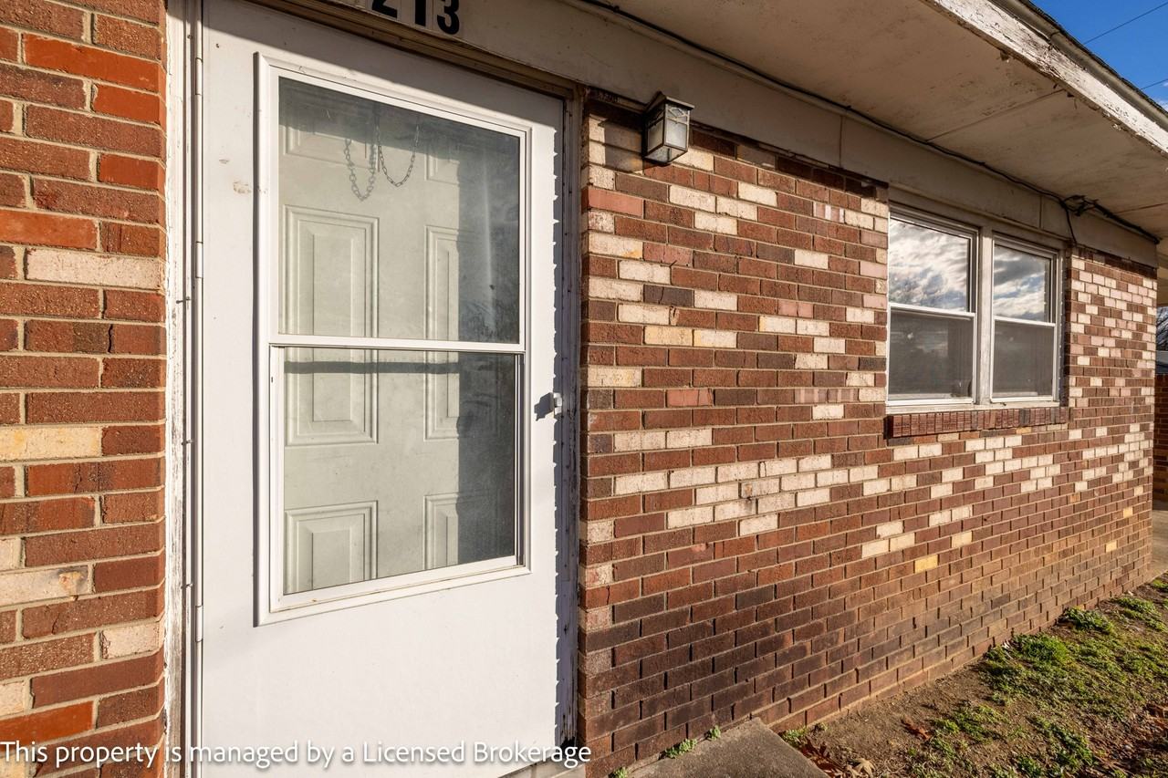 213 Roslyn Road - Photo 3 of 27