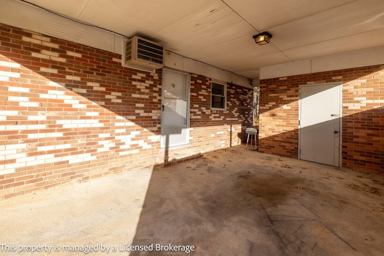 213 Roslyn Road - Photo 6 of 27