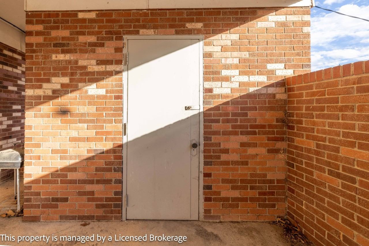 213 Roslyn Road - Photo 7 of 27