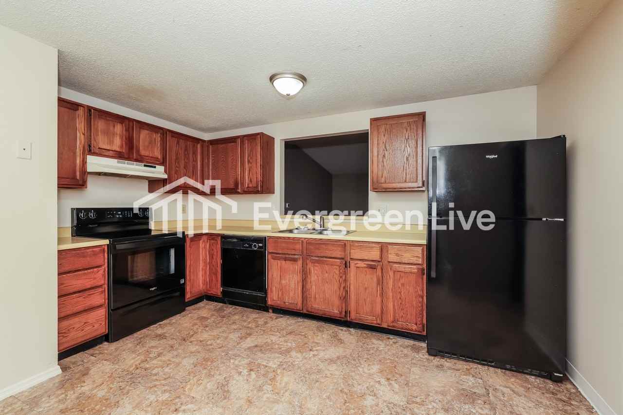 4735 Stonehedge St - Photo 6 of 15