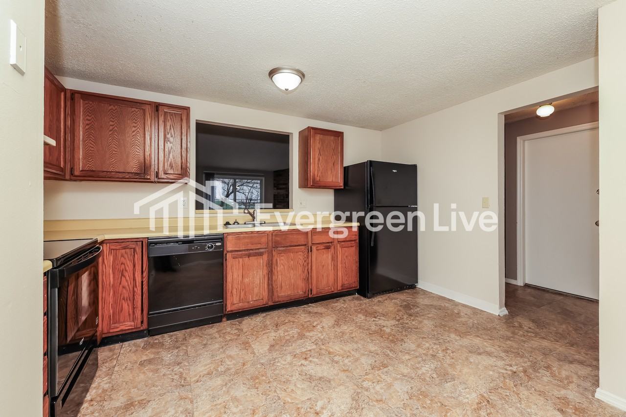 4735 Stonehedge St - Photo 7 of 15