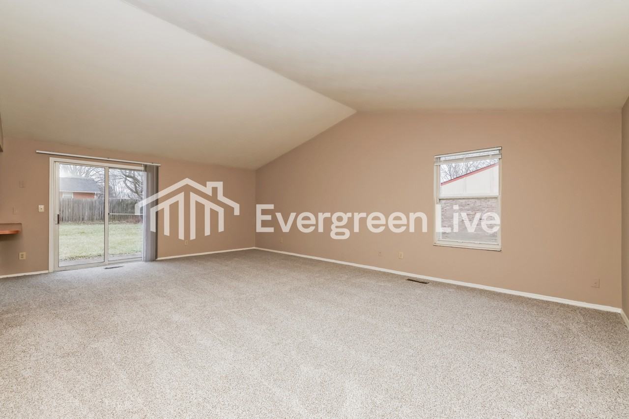 4727 Stonehedge St - Photo 3 of 15