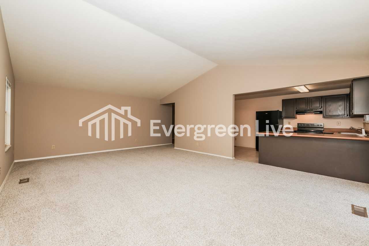 4727 Stonehedge St - Photo 4 of 15