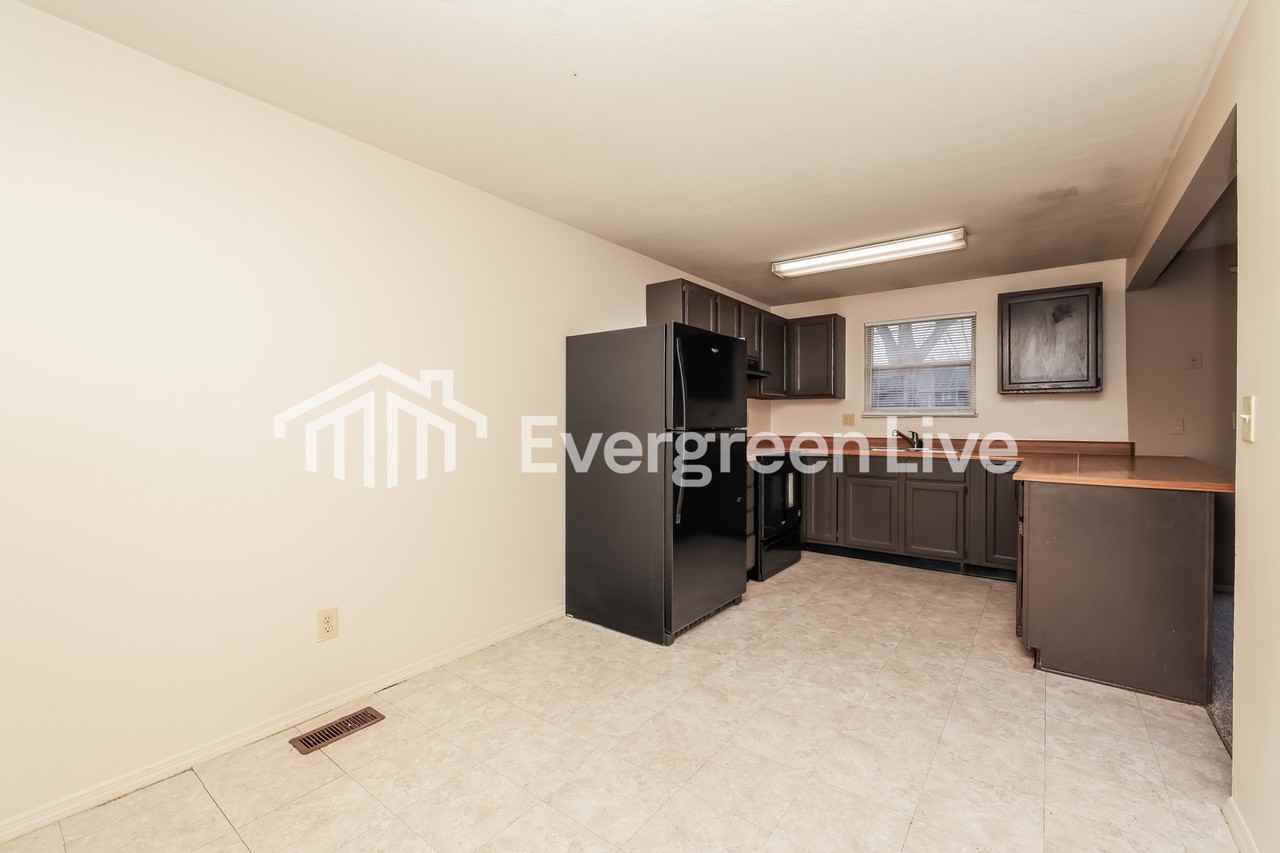 4727 Stonehedge St - Photo 5 of 15