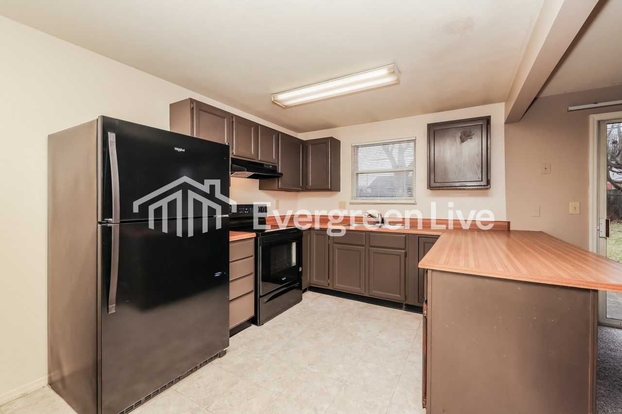 4727 Stonehedge St - Photo 6 of 15