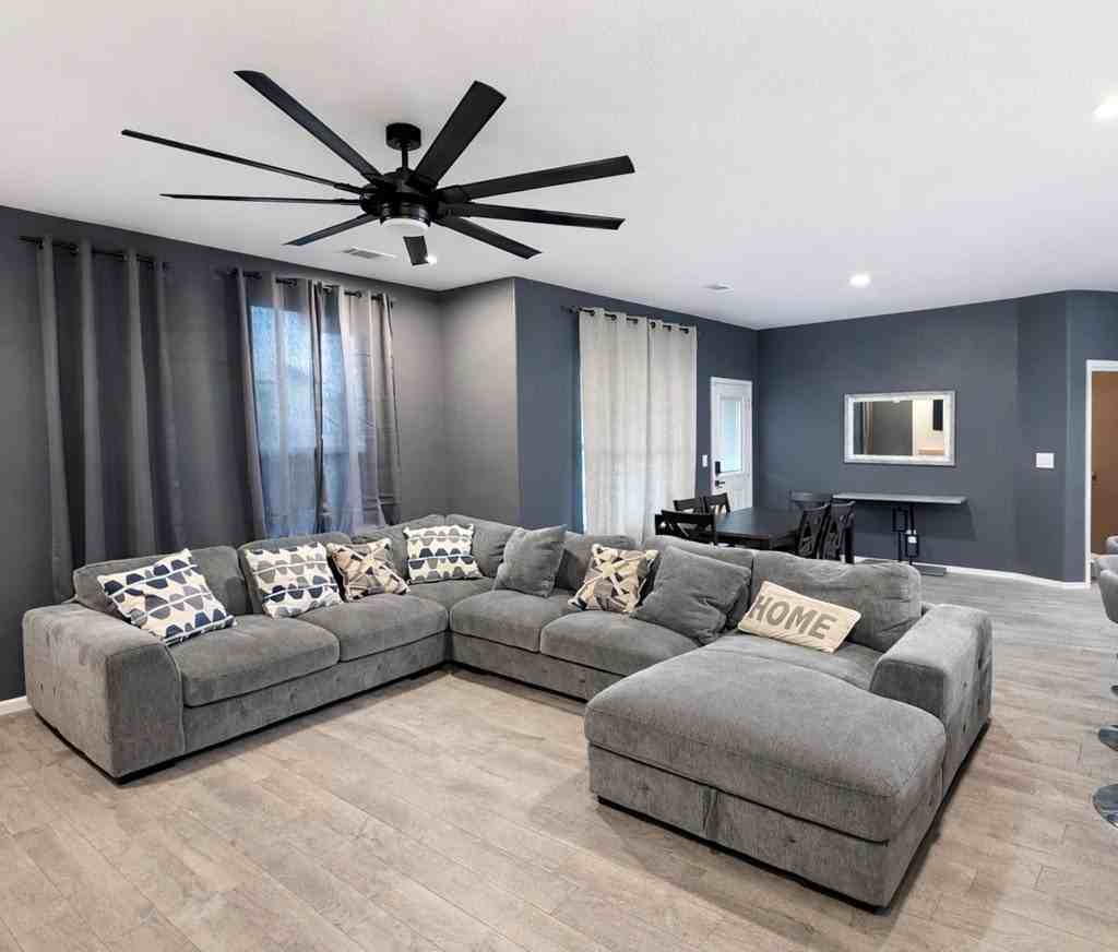 2027 Ebbets Dr - Photo 4 of 18