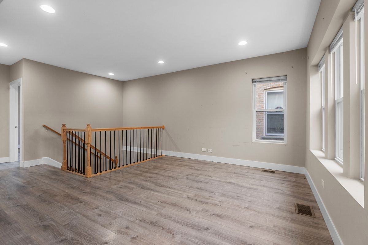 5731 N Washtenaw Ave - Photo 4 of 20