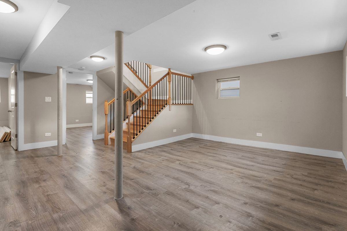 5731 N Washtenaw Ave - Photo 6 of 20