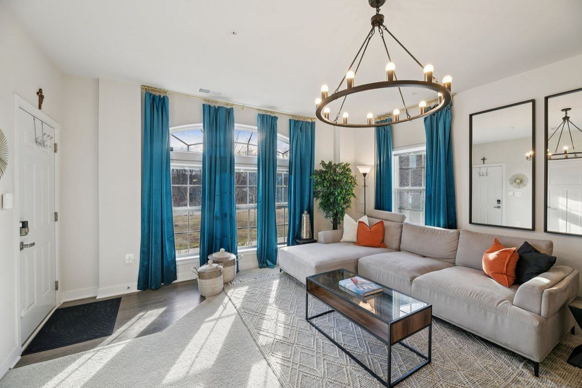 10960 Presidential Pkwy - Photo 2 of 29