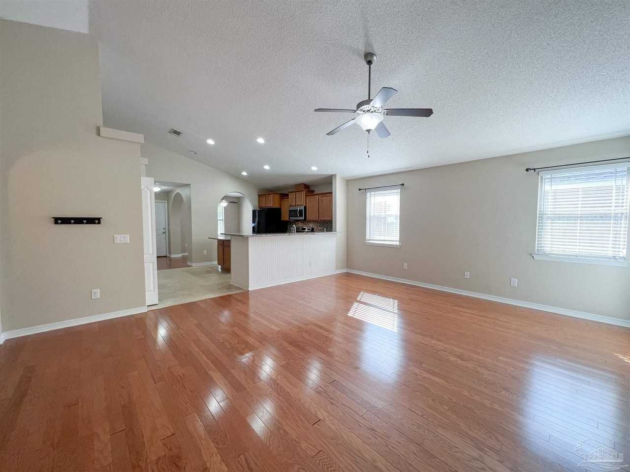 702 Mozingo Ln - Photo 4 of 37