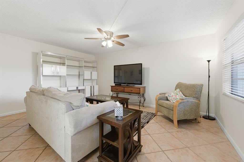 820 Flanders R - Photo 4 of 19