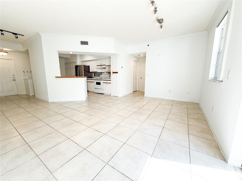 3105 Ne 184th St #7106 - Photo 6 of 36