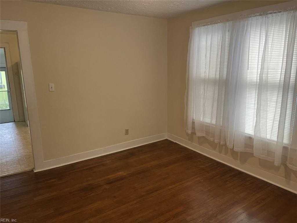 1328 Stewart St - Photo 4 of 31