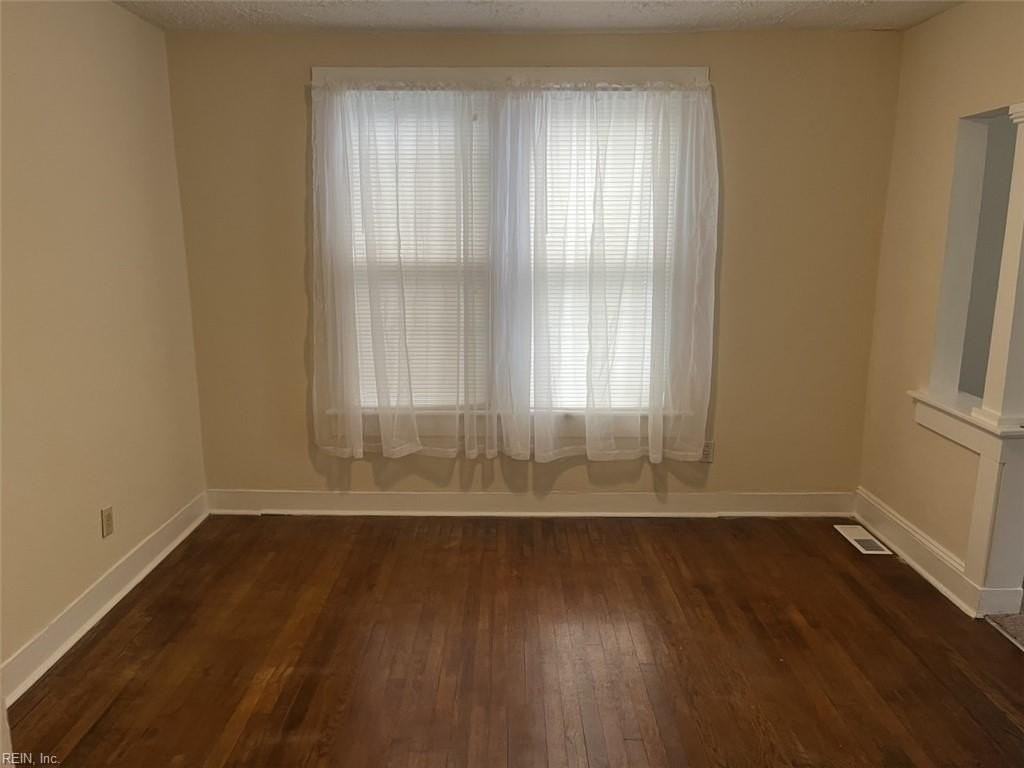 1328 Stewart St - Photo 5 of 31