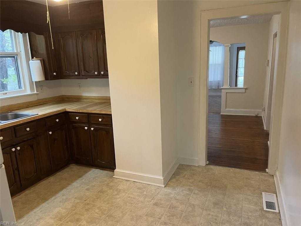 1328 Stewart St - Photo 7 of 31