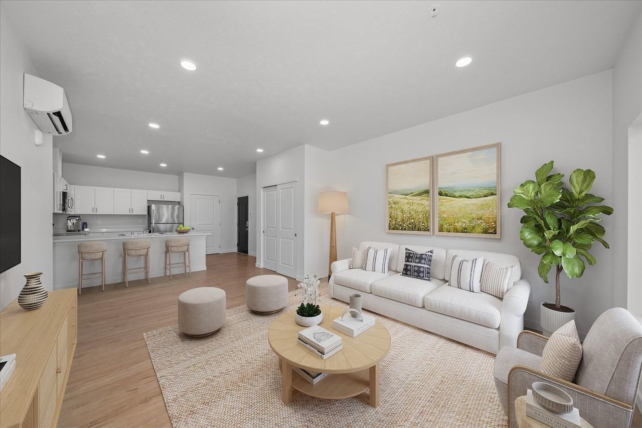 505 E Hawthorne Rd #305 - Photo 4 of 26