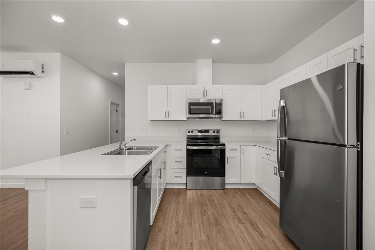 505 E Hawthorne Rd #305 - Photo 5 of 26