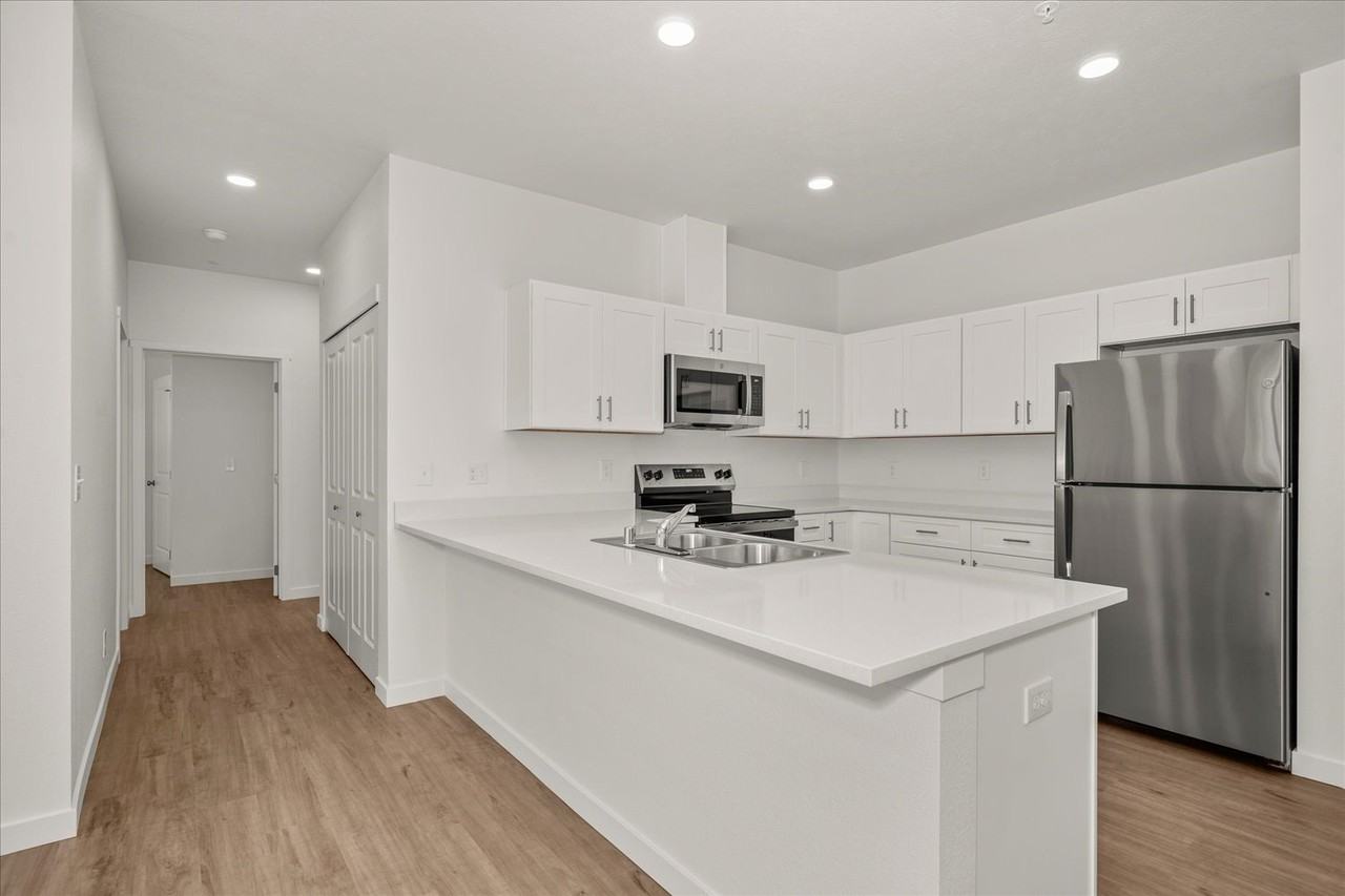 505 E Hawthorne Rd #305 - Photo 5 of 23