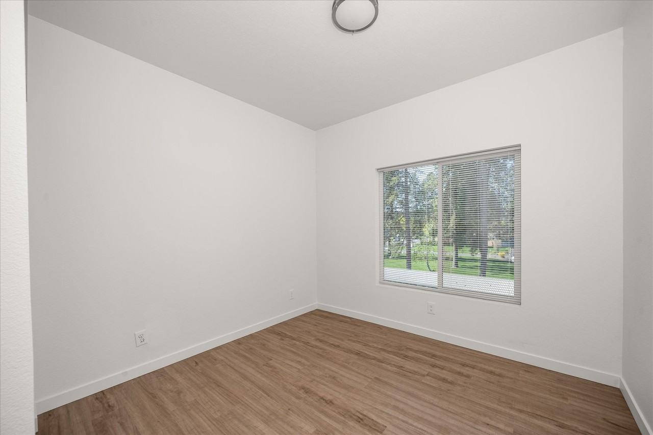 505 E Hawthorne Rd #305 - Photo 7 of 23