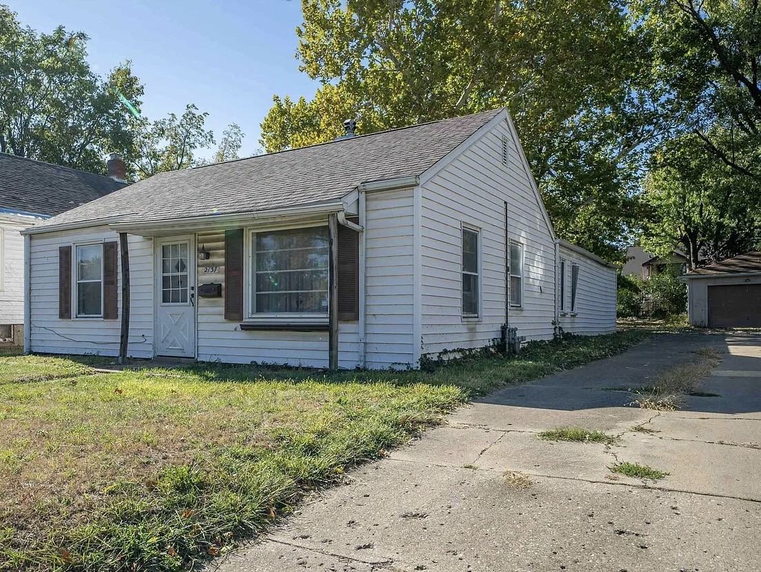 2137 N Prospect Rd #1 - Photo 2 of 10