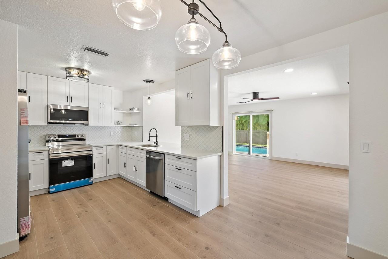 549 Nw Salina Ter - Photo 5 of 29