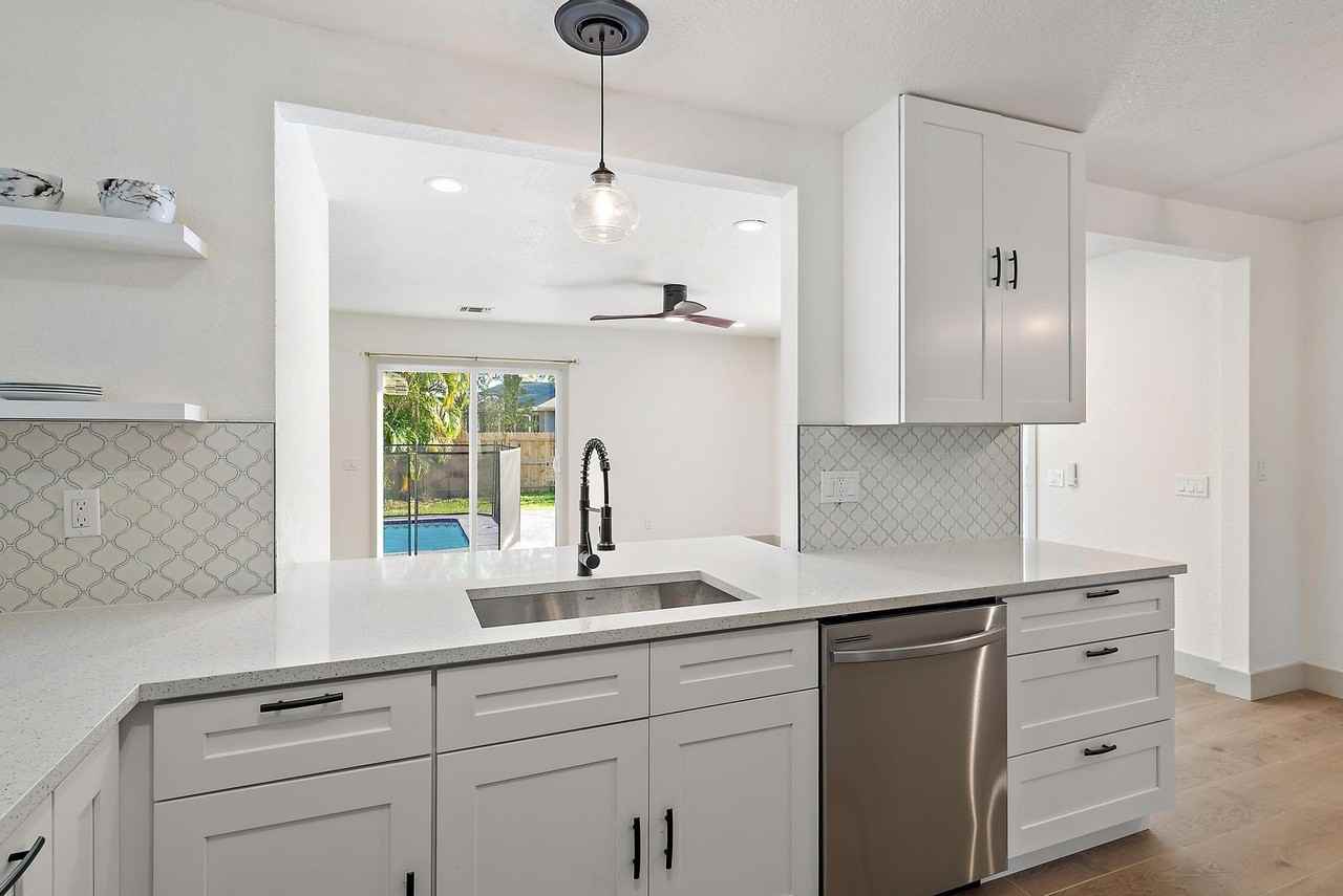 549 Nw Salina Ter - Photo 6 of 29