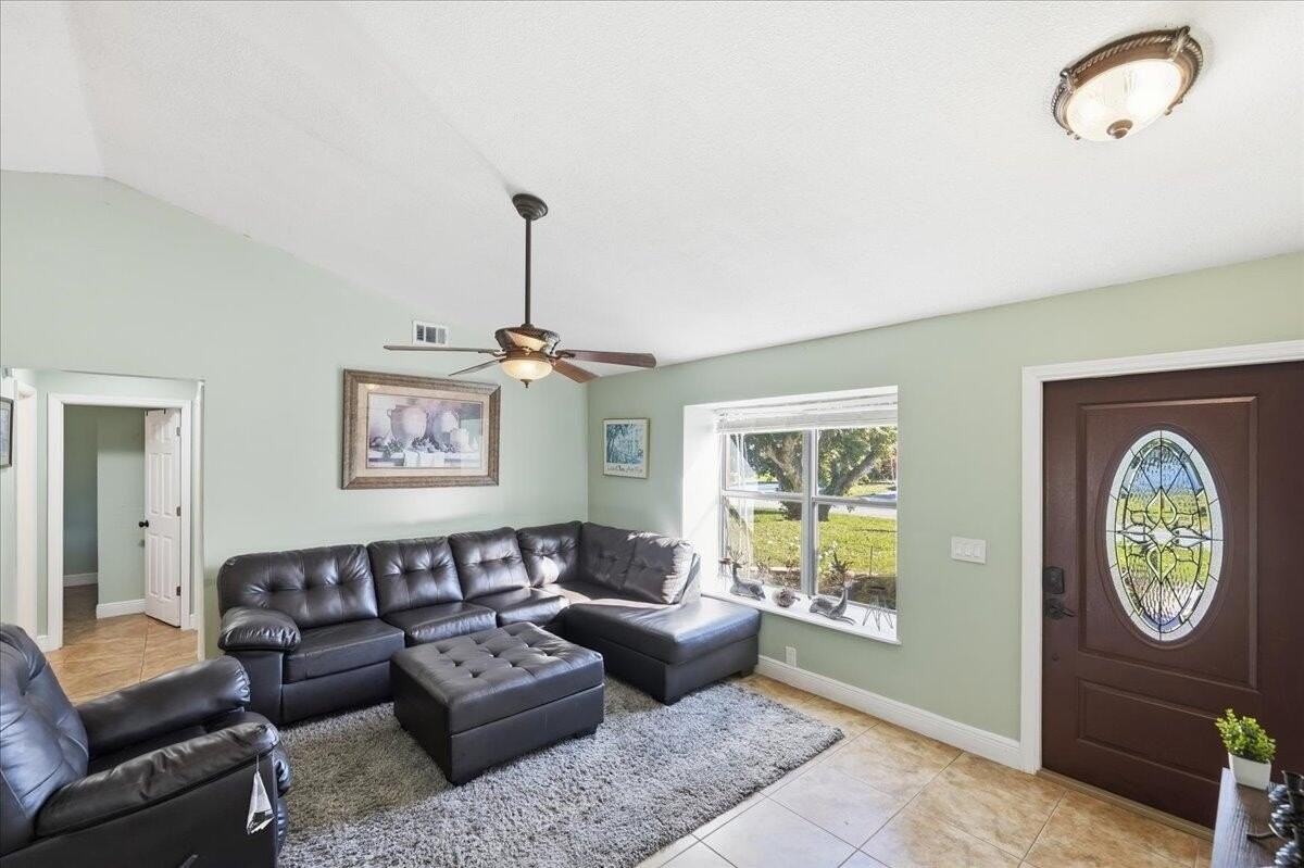 2442 Sw Lafayette St - Photo 6 of 35