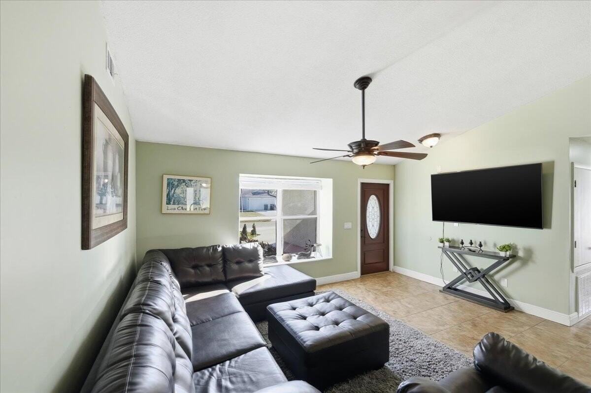 2442 Sw Lafayette St - Photo 7 of 35