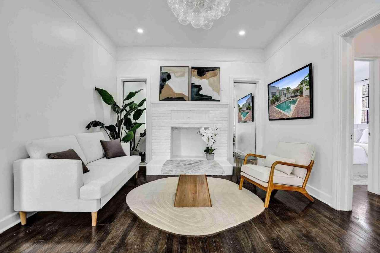 435 35th St - Photo 3 of 22