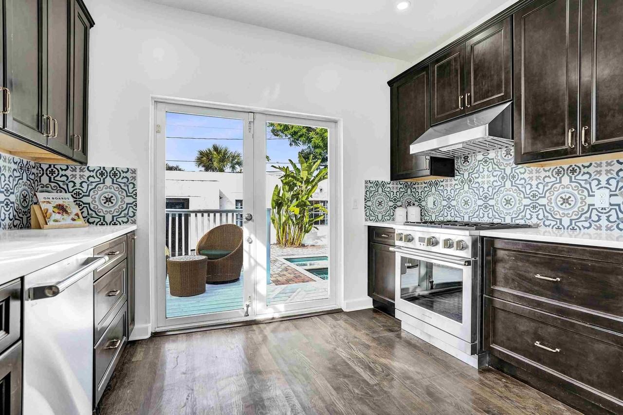 435 35th St - Photo 7 of 22