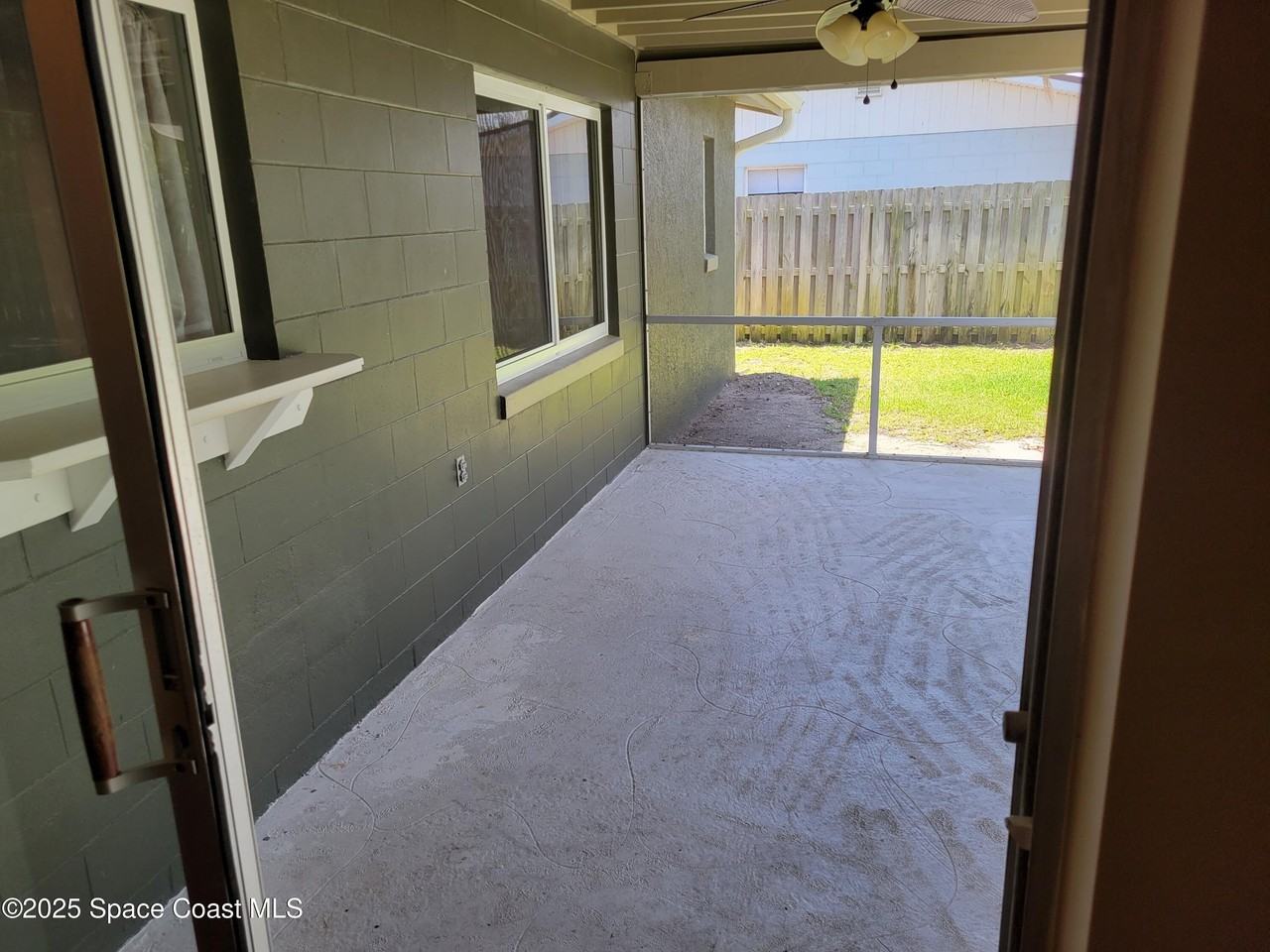 245 Harbour Dr E - Photo 4 of 45