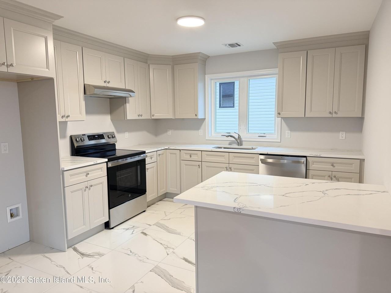 58 Rathbun Ave #2 - Photo 4 of 8