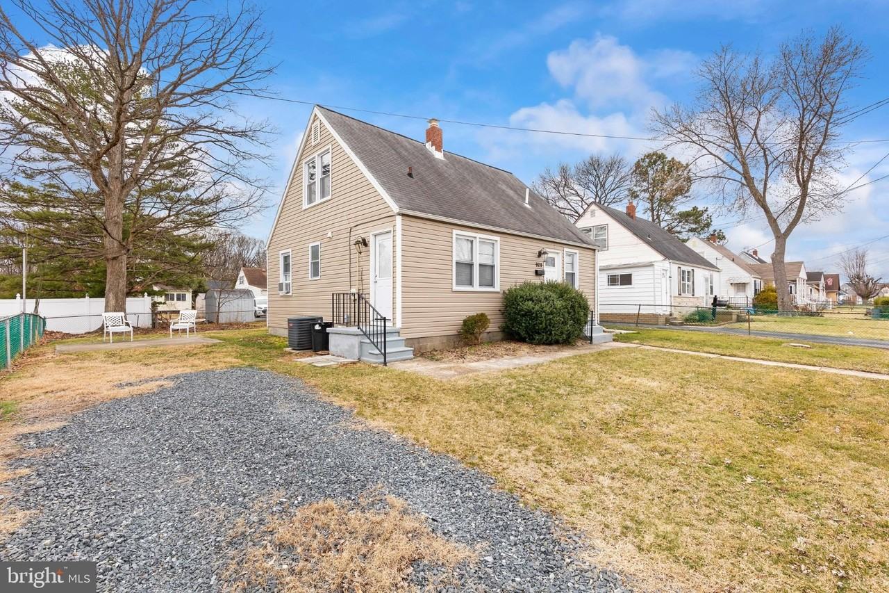 929 Kinwat Ave - Photo 2 of 31