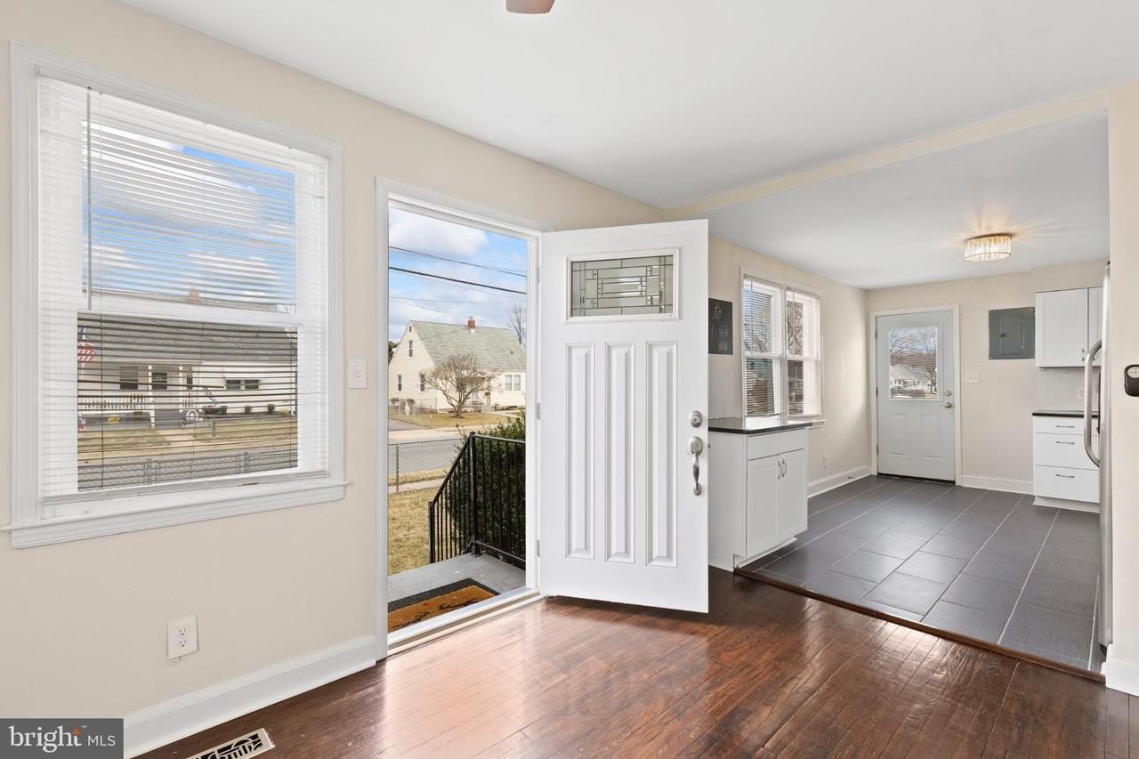 929 Kinwat Ave - Photo 4 of 31